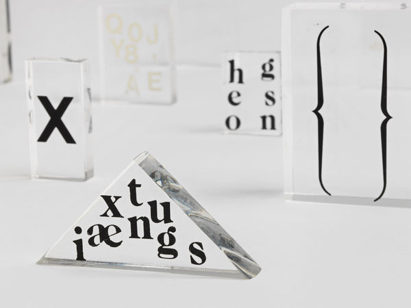 Mira Schendel Sem título [Untitled], da série [from the series] Toquinhos de acrílico [Little Stubs], ca. 1971 - 1973 acrílico e letraset [acrylic, transfer lettering (letraset)] dimensões variáveis (39 partes) [variable dimension (39 parts)]