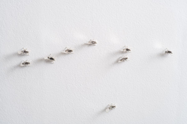 Uma cena silenciosa e quase vazia, momento de calor sem vento ao ar livre, à tarde(...)