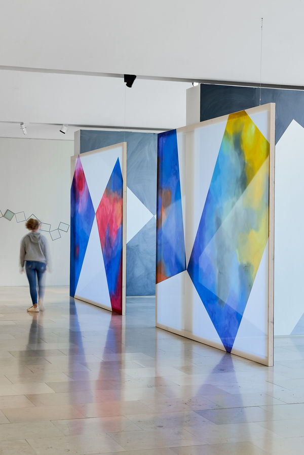 Vue de l'expostion Cécile BART Je suis bleue Musée national Marc Chagall 2021 © Anthony Lanneretonne