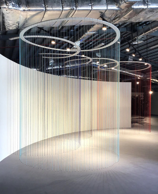 Cécile BART Off-screen Circles 16ème Lisse – « une musique pour les yeux » fils de laine et de coton, plombs de pêche. BienalSur 2021 Riyadh