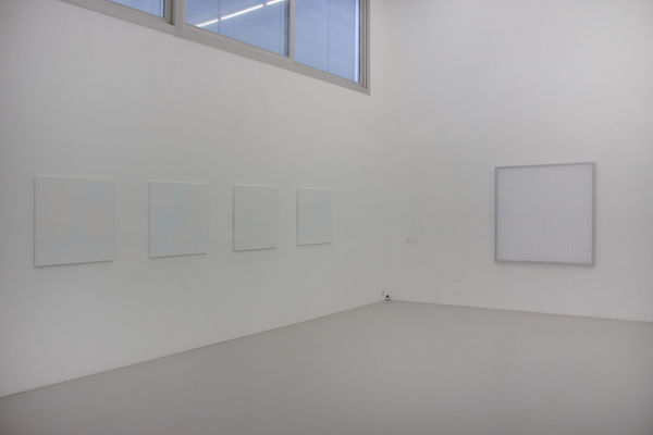 Ode BERTRAND Blanche (série), 2014/2016 acrylique sur toile 5 oeuvres : 80 x 80 cm (chaque) Collection Ode Bertrand Cécile BART Dessin/écran #2, 2023 crayons de couleurs, Tergal « Plein jour », châssis aluminium 150 x 150 cm Collection Cécile Bart © Adagp, Paris 2023