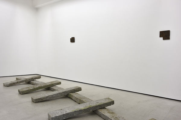 Richard Nonas (PARENTHESIS); (corner to corner, in place) 17.10-23.11.2019