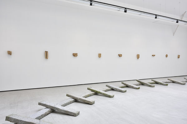 Richard Nonas (PARENTHESIS); (corner to corner, in place) 17.10-23.11.2019