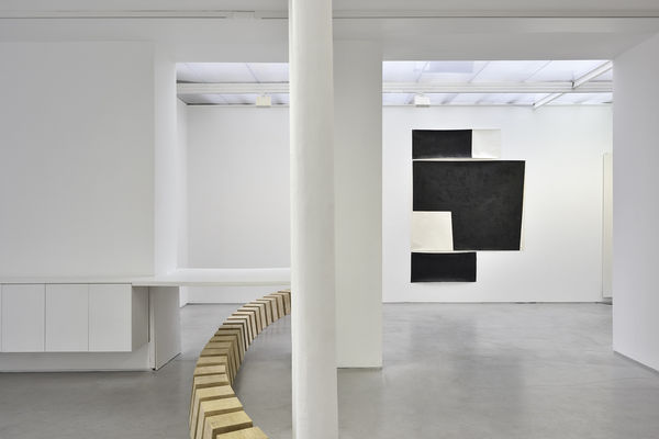 Richard Nonas (PARENTHESIS); (corner to corner, in place) 17.10-23.11.2019