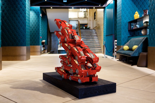 Arman's "La Grande Rampante" at Maggiore g.a.m. & Sina Bernini Bristol OPEN SPACE | © Maggiore g.a.m./Sina Bernini Bristol | Ph. Camilla Alibrandi