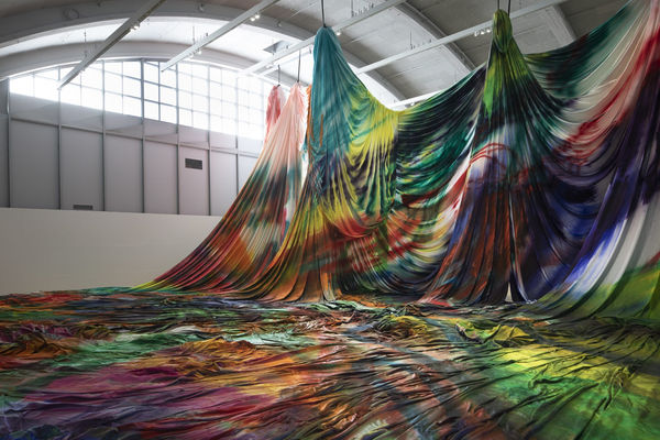 Katharina Grosse: Chill Seeping From The Walls Gets Between Us (Exhibition View), 2021/ Photo: Ham/Hanna Kukorelli