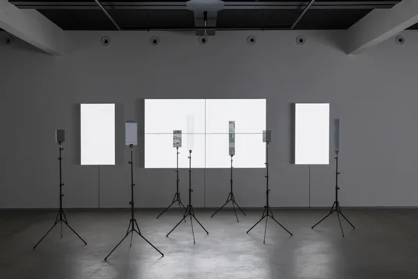 Emmanuel Van der Auwera, VideoSculpture XX (The World’s 6th Sense), 2019, Installation view Emmanuel Van der Auwera: Seeing is Revealing, HEK, 2022. Photo: Franz Wamhof