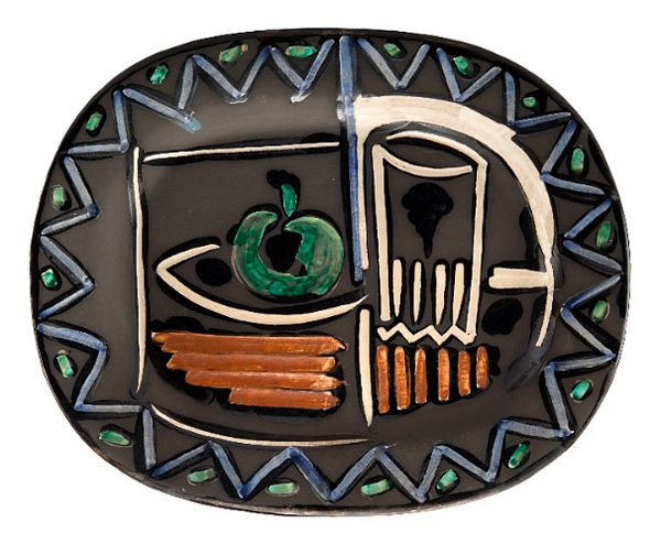 PABLO PICASSO (1881-1973) Nature morte (A.R.219), 1953 Céramique émaillée polychrome, Ed.400 32 x 39 cm Cachets au dos : Edition Picasso ; Madoura plein feu © Succession Picasso, 2024