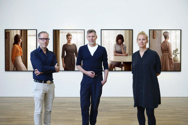 Roger Diederen, Erwin Olaf, and Anja Huber in the exhibition 'Strange Beauty' at Kunsthalle Munich, in front of Erwin Olaf's Grief series