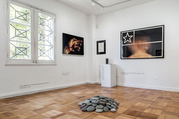 Installation view of El Mundo Al Instante N°1 at Isabel Croxatto Galería, January 2020. Credit: Sebastián González, courtesy of Isabel Croxatto Galería.