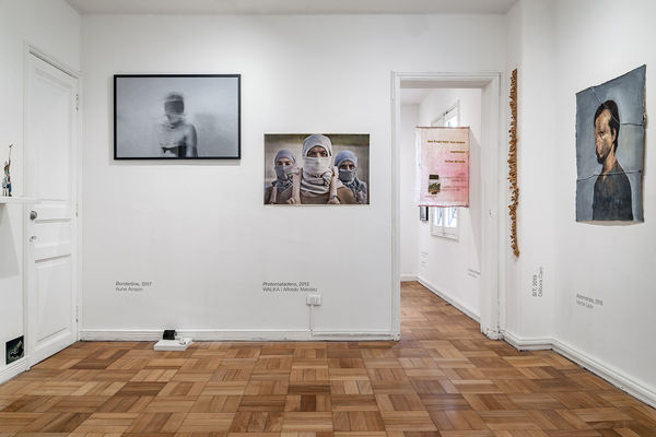 Installation view of El Mundo Al Instante N°1 at Isabel Croxatto Galería, January 2020. Credit: Sebastián González, courtesy of Isabel Croxatto Galería.