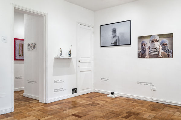 Installation view of El Mundo Al Instante N°1 at Isabel Croxatto Galería, January 2020. Credit: Sebastián González, courtesy of Isabel Croxatto Galería.