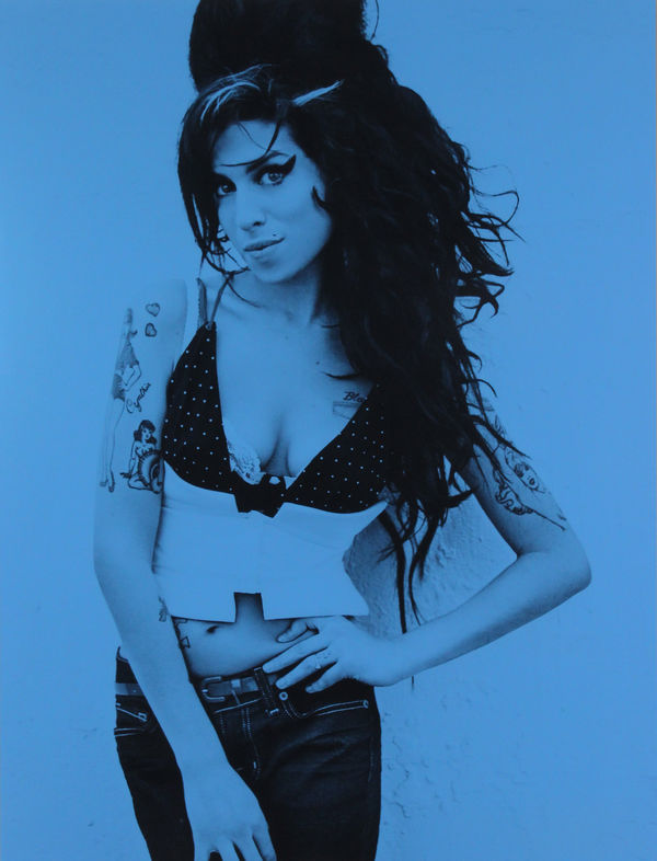 Amy Winehouse Holding Herr Hip