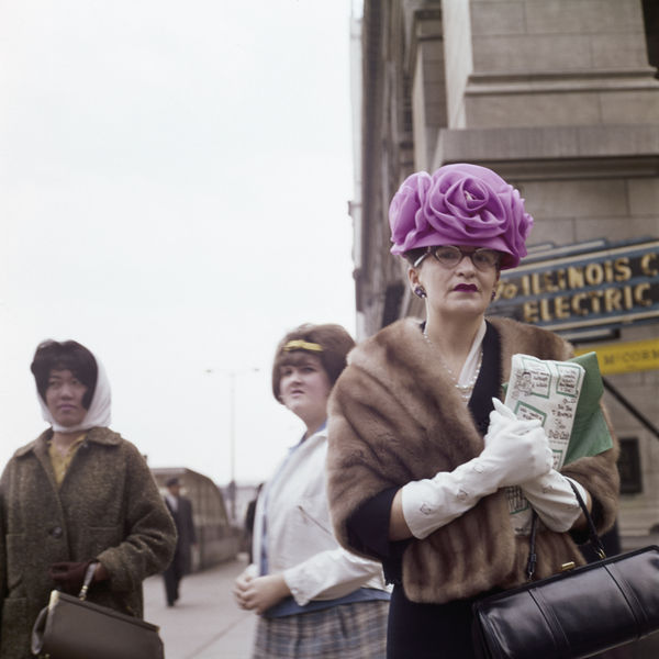 Vivian Maier, Chicago (colorful hat), 1962