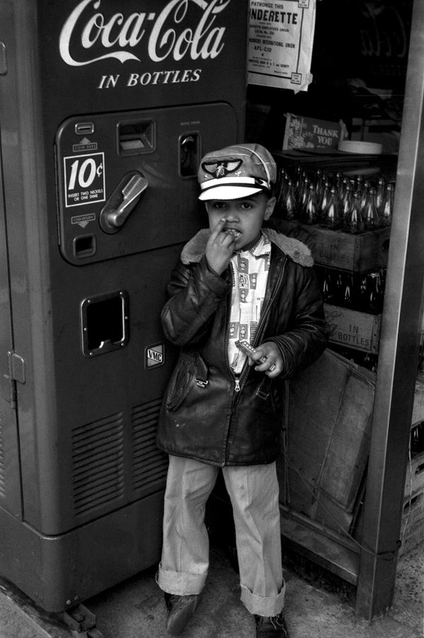 Henri Dauman, Snacktime at the Vending Machine, NYC, 1957 (Click for details), 2024