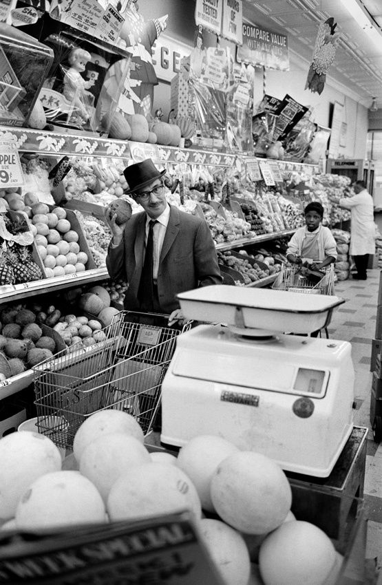Henri Dauman, Groucho Marx in his Old Neighborhood Supermarket on the Upper East Side, NY 1963