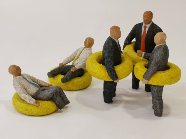 冯力仁 Fung Lik-yan Kevin Herds 群体 Iron plate base, work attached to plate with magnet 铁板底座，附带磁铁的工作台 Material : Taiwan Sanyi camphor wood 材质： 台湾三义樟木 Dimension 尺寸 : about 32 to 35 cm tall（高） 25 x 25cm footprint（底） Set of 5