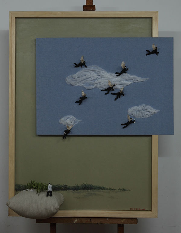 计文于& 朱卫兵 Ji Wenyu & Zhu Weibing 天使的粑粑 The Waste of Angel 146x117.5x35cm 木框，铜丝，布，填充棉 ，泡沫 Wooden frame, copper wire, cloth, wadding, foam 2015年