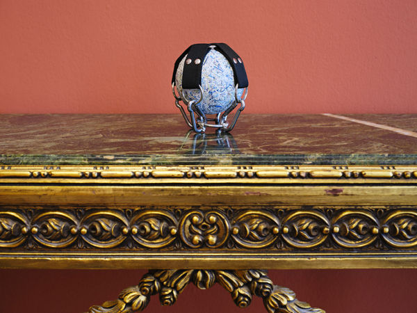 Rosanna Marie Pondorf, quiet device [tied up], 2017/2025, Hotel Bayerischer Hof, München | Foto: Christian Kain