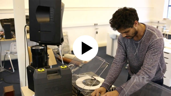 Screenshot von Atelierbesuch bei Haroon Mirza | Tate Shots (2013)