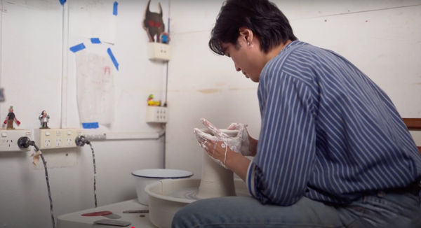 Casey Chen SBS中文 Interview, “奶奶送我的四大名著，让我找到自己的风格”：澳洲华人艺术家用陶艺探索文化认同