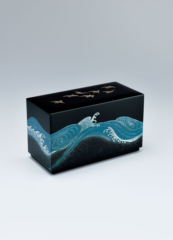 Mizushiri Satomi, Box with Design in Maki-e, “Waves” , 2018