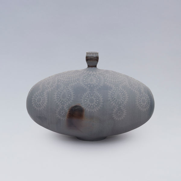 Suzuki Miki, Blue Bizen Triangular Vessel with White Clay Patterns, 2015