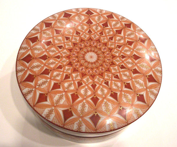 MASAYASU MITSUKE Untitled (covered box) 2007 Kutani ware, akae (red enameled) ø27.5 x 21cm