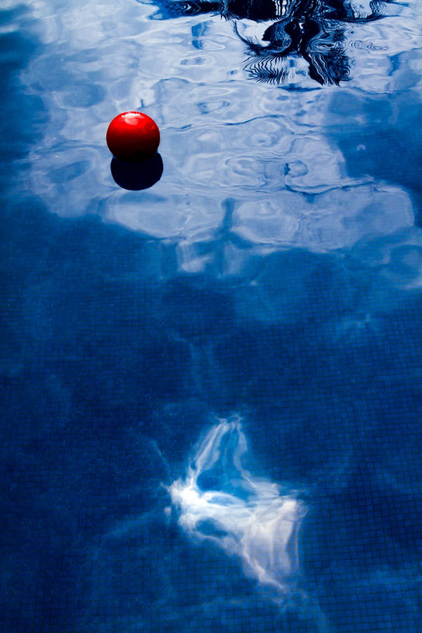 Pelota y agua signed, dated and certified Archival inkjet print frame: 40 x 26 5/8 in / (101.6 x 67.7 cm) Edition of 10 + 2 AP (202)