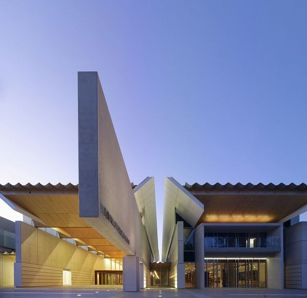 Glorious: A DIAMOND JUBILEE PORTRAIT OF HER MAJESTY QUEEN ELIZABETH II The National Portrait Gallery of Australia