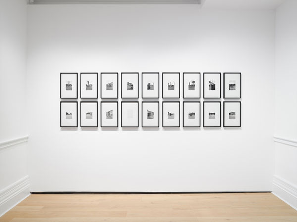 Victor BURGIN Basilica II, 2006 17 black and white photographs plus one text, printed 2018 Each image: 15 x 10 cm Each frame: 39 x 26 cm Overall dimensions: 86 x 298 cm Edition of 3 plus 2 APs