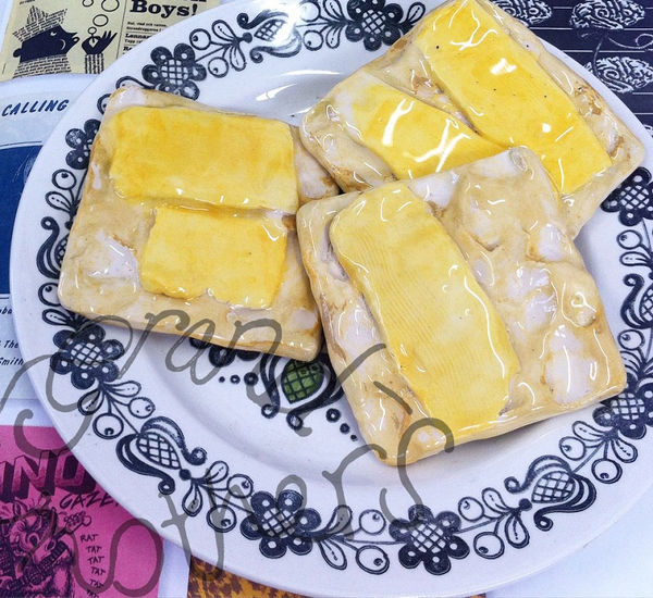 Elise Bell, Crackers n Cheese, 2016, ceramic