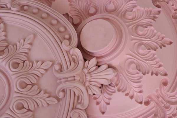 Megan Hampton, Ornamentation