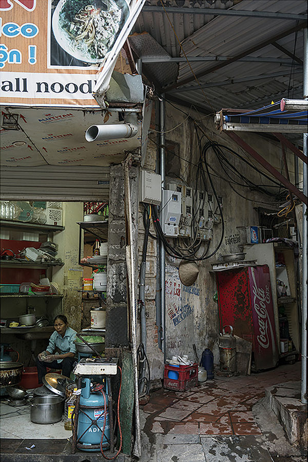 Garie Waltzer, Hanoi/Woman in Alley, 2019/2021