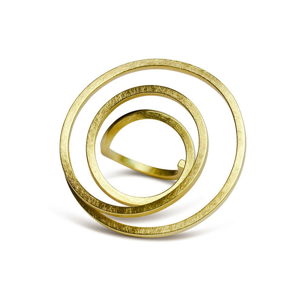 Ute Decker Hand H009 1 Fairtradegold Infinityspiral Photoute Decker 1080