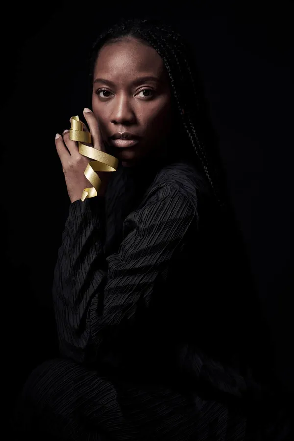 Model wearing Calligraphy statement ring by Ute Decker in 18 kt Fairtrade gold as a pendant.