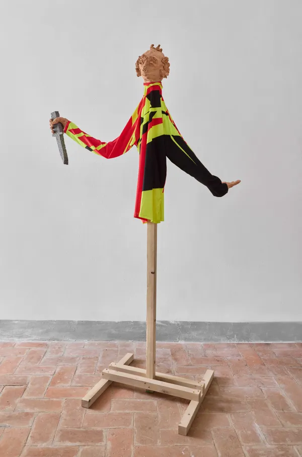 Luca Parise, Cacciatore celeste, 2024/25, Bisque-fired ceramic, styrofoam, Acerbis T-shirt, aluminum, wood, elastic, bubble wrap, cm 205 (h) x 170 x 67 Courtesy of the artist and z2o Sara Zanin, Ph. Camilla Maria Santini