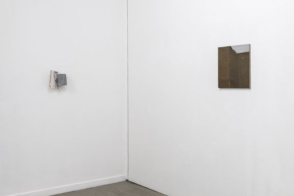 Verticale terra Fabrizio Prevedello / Michele Tocca Curated by Davide Ferri Installation view of the first room Ph. Sebastiano Luciano