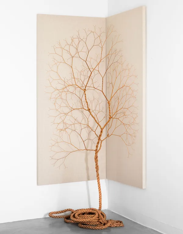 Janaina Mello Landini Ciclotrama 408 (impregnação), 2026 Corda imersa sobre linho 180 x 80 cm