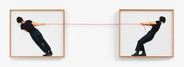 Celina Portella Disputa pelo imaginário, 2026 Fotografia e corda 68 x 240 cm (dimensões variáveis)