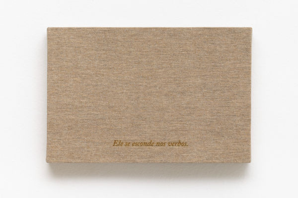Ivan Grilo Texto, tecido, linha, linho #12 Ele se esconde nos verbos., 2025 Gravação em linho 20 x 30 cm