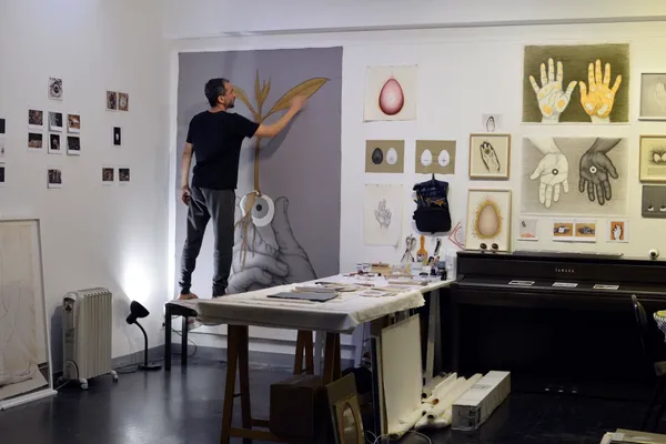 Rotina de artista com Rodrigo Braga, O artista conta como a desaceleração, o cultivo da imagem e a imersão na...