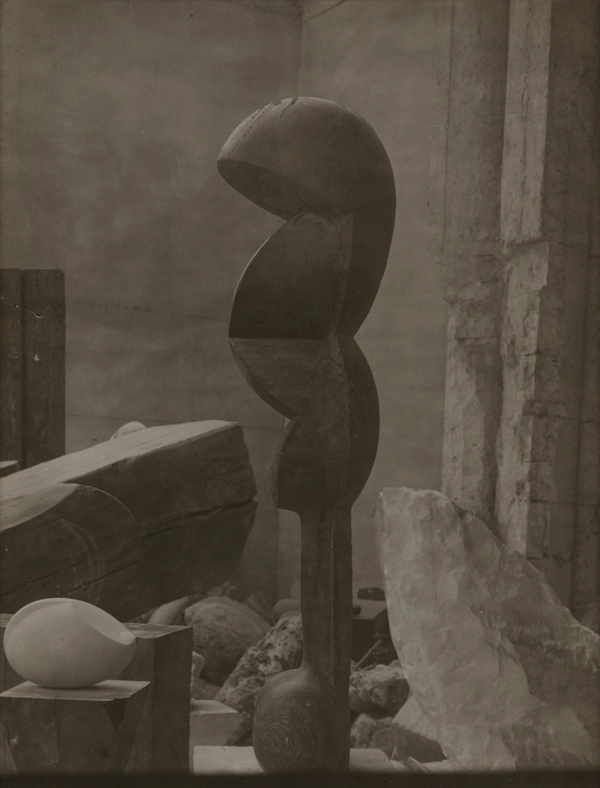 Constantin Brancusi, Vue de l’atelier avec Ève et Le Nouveau-Né [II] (View of the Studio with Eve and Newborn [II]), ca. 1919