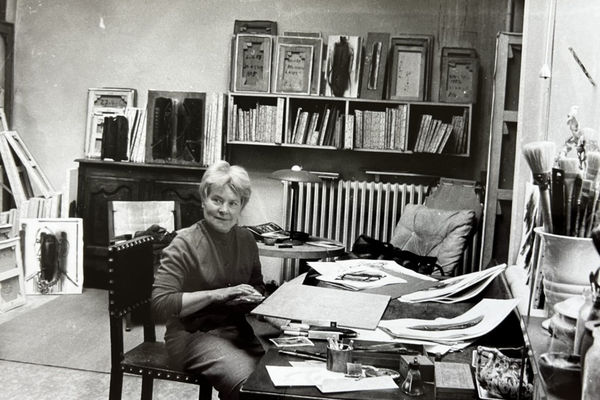 Roberta González in her studio, 1964. Photograph by Alicia de Gamboa. Courtesy of the González Administration, Paris.