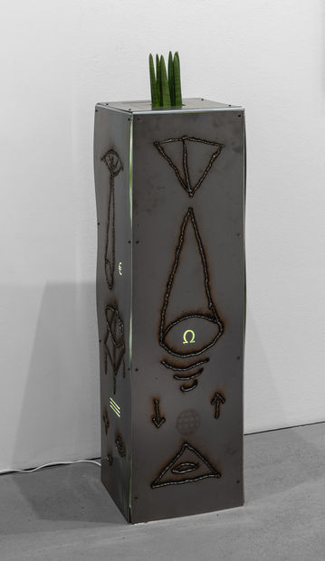 Plinth DYOR U (2023) ist eine Skulptur aus Stahlpanelen, deren Oberfl&auml;chen mit Laser und Schwei&szlig;brenner bearbeitet wurden und aus der...