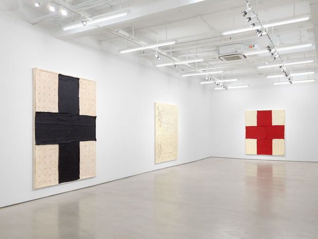 Building on the conceptual framework that informs Hammond’s Bandaged Grids, her series of Bandaged Quilts use paint and other materials...