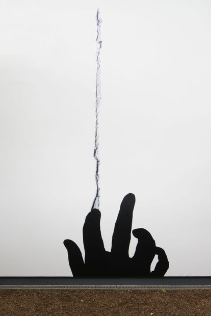 R E G I N A S I L V E I R A &ldquo;Dividing Line&rdquo;, 2019 vinil adesivo adhesive...