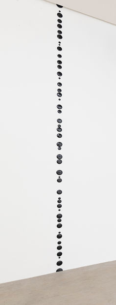 R O B W Y N N E &ldquo;Black Line&rdquo;, 2024 vidro derramado poured glass 354 x 13 cm (dimens&otilde;es...