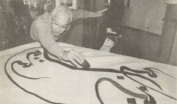 'Nja Mahdaoui ne peint pas. Il &eacute;crit. Il n'&eacute;crit pas. Il entonne le verbe &agrave; coups de gestes venus du...