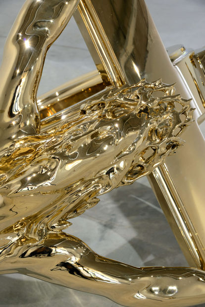 The impeccable work alongside the use of advanced industrial technologies in the making of objects made it possible to Delvoye...